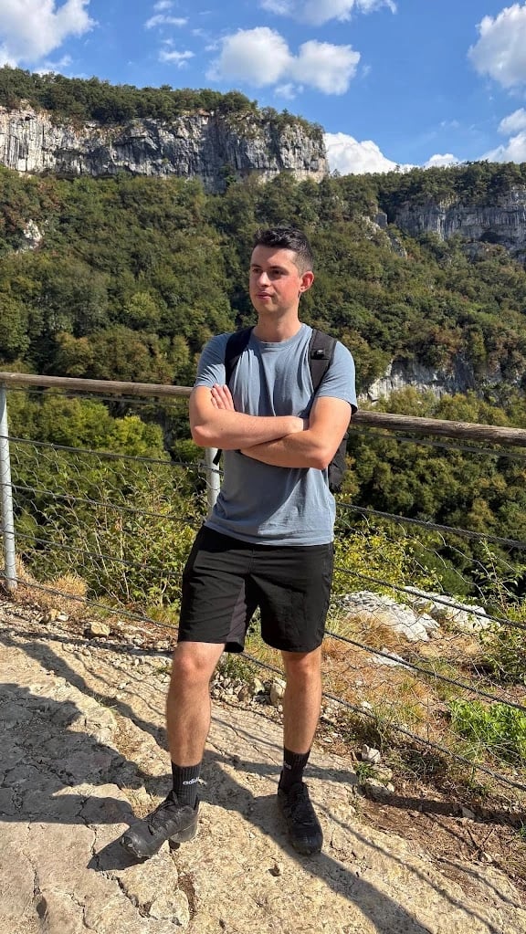 Riccardo in montagna, davanti a pareti di roccia